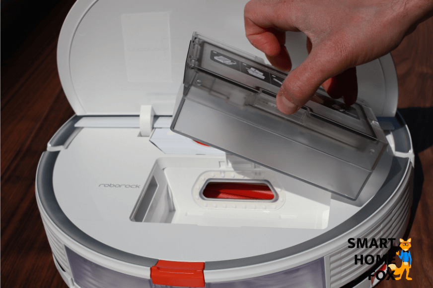 Removing the dust container of the Roborock S7